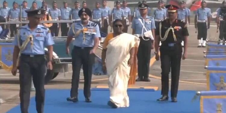 अंबाला पहुंची राष्ट्रपति द्रौपदी मुर्मू: वायुसेना स्टेशन पर गार्ड ऑफ ऑनर दिया, राफेल विमान में भरेंगी उड़ान