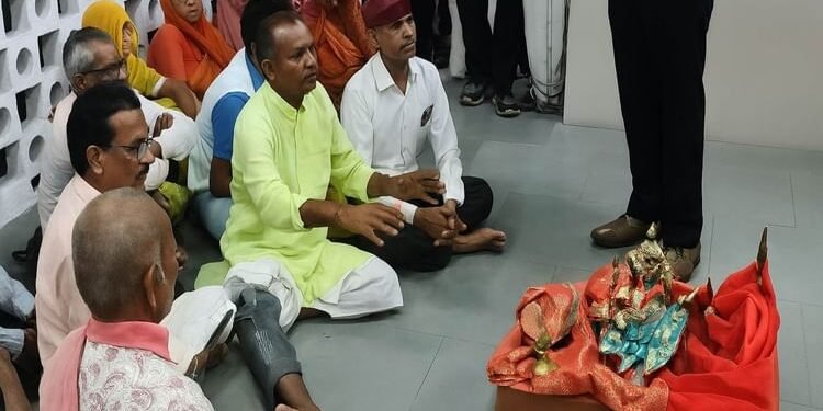 अनोखी जनसुनवाई: कलेक्टर के सामने सिंहासन पर बैठे 'सिया-राम', किस समस्या में हैं 'भगवान'? हैरान कर देगा मामला