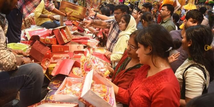 करवा चौथ आज: देशभर के बाजारों में रौनक, 25000 करोड़ का होगा कारोबार; कपड़ा और सराफा बाजारों में उमड़ी भीड़