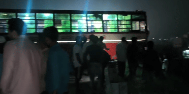 दिल्ली-मेरठ एक्सप्रेस वे पर हादसा: डिवाइडर पार कर बस ने कार को मारी टक्कर, चार लोग घायल, एक महिला गंभीर; Video