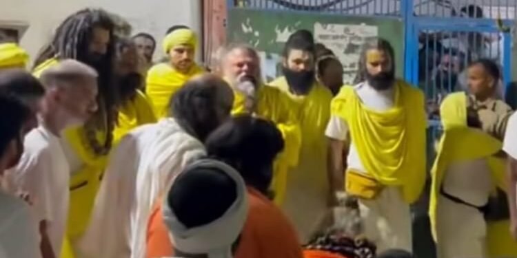देखें Video: सुबह तीन बजे आश्रम से निकलकर परिक्रमा मार्ग पर आए संत प्रेमानंद महाराज, झलक के लिए बेताब दिखे लोग