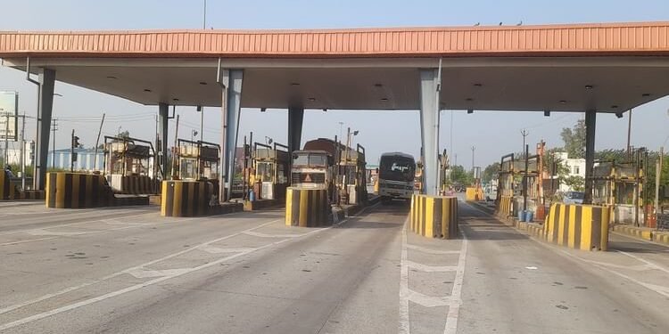 यूपी: बड़ी राहत...फास्टैग नहीं है तो टोल पर यूपीआई से देना होगा सिर्फ इतना जुर्माना, नकद भुगतान पर है ये नियम