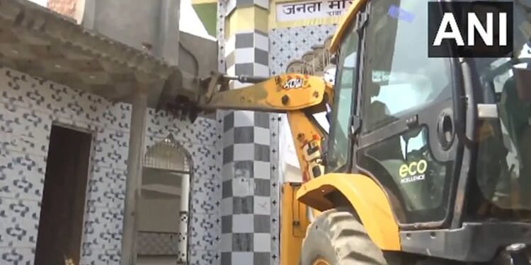 संभल में फिर गरजा बुलडोजर: अवैध धार्मिक स्थल और बरात घर को गिराने की कार्रवाई, छावनी में तब्दील क्षेत्र