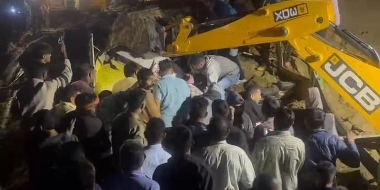 हिमाचल में बड़ा हादसा: बिलासपुर में बस की छत पर गिरा भूस्खलन का मलबा, अब तक 15 लोगों की मौत, कई अंदर फंसे