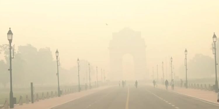 ‘गैस चैंबर’ बना दिल्ली-एनसीआर: खतरनाक स्थिति में हवा... दिल्ली का औसत AQI 500 के पार; जल रहीं आंखें