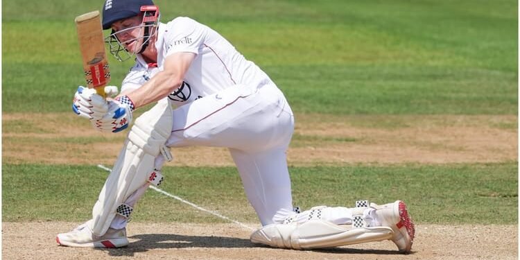 AUS vs ENG 1st Test Live: पहले दिन लंच तक इंग्लैंड 105/4, स्टार्क को तीन विकेट; रूट-क्राउली खाता नहीं खोल सके