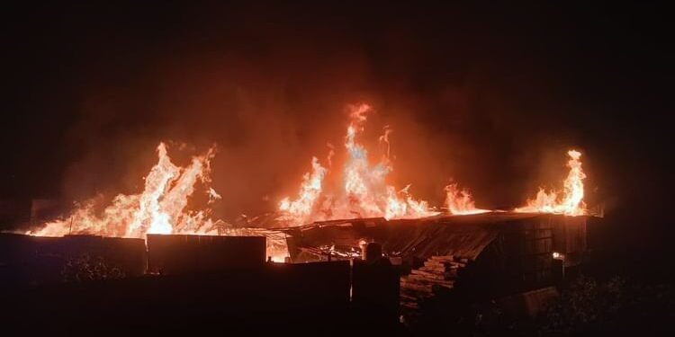 Bhopal News: भोपाल में लकड़ी के टालों में भीषण आग,  25 दमकलें मौके पर,  6 टालों तक पहुंचीं लपटें