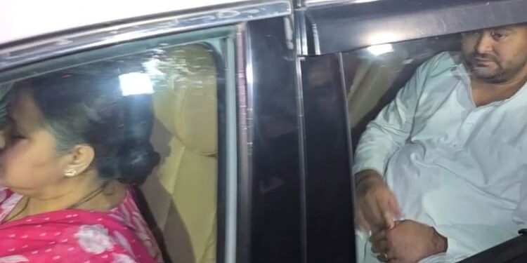 Bihar : सवालों के डर से बचते नजर आए तेजस्वी, नहीं खुला गाड़ी का शीशा; राबड़ी आवास पर भी लगे मुर्दाबाद के नारे