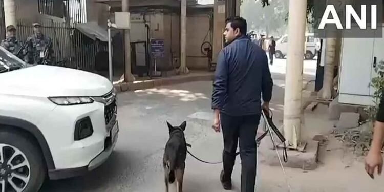 Bomb Threat: दिल्ली के साकेत कोर्ट को बम से उड़ाने की धमकी, भारी संख्या में पुलिस बल तैनात; खाली कराया परिसर