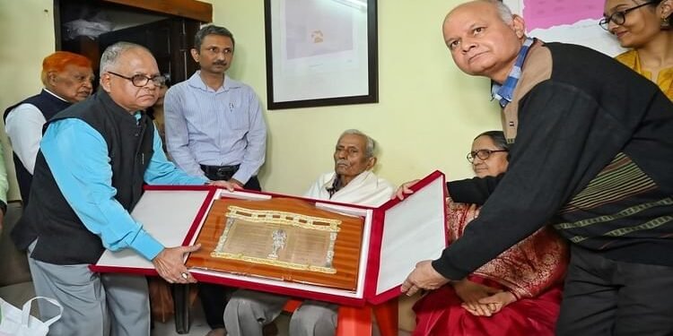 Chhattisgarh: प्रख्यात साहित्यकार विनोद कुमार शुक्ल को प्रदान किया गया ज्ञानपीठ सम्मान, रायपुर आवास पर समारोह