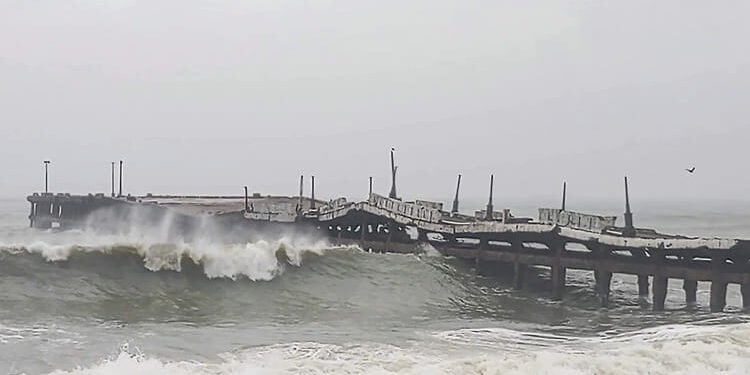 Cyclone Ditwah: श्रीलंका में तबाही मचाने के बाद दक्षिण भारत की ओर बढ़ रहा तूफान, मूसलाधार बारिश-तेज हवाएं जारी
