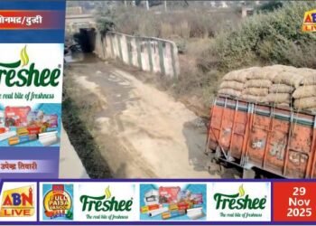 अंडरपास में फिर फंसा ओवरलोड ट्रक, ग्रामीणों में बढ़ा आक्रोश