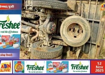 बालू लदा टिपर अनियंत्रित होकर पलटा, चालक ने कूदकर बचाई जान