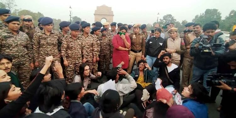 Delhi Pollution Protest: पुलिस पर मिर्ची स्प्रे छिड़कने के मामले पर एक्शन, दो FIR दर्ज और अब तक 22 गिरफ्तार