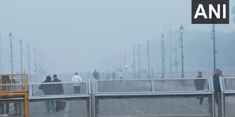 Delhi Pollution: राजधानी में 'दमघोंटू' हवा की मार, इन जगहों पर AQI 400 पार, जानें पूरे एनसीआर का हाल