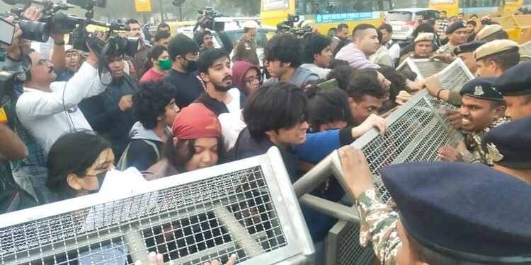 Delhi: प्रदूषण के खिलाफ विरोध में इंडिया गेट पर लगे मारे गये नक्सली हिडमा के नारे, कई प्रदर्शनकारी हिरासत में