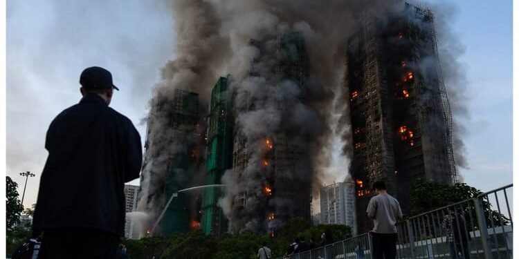 Hong Kong Fire: हांगकांग अग्निकांड में अब तक 55 की मौत, 279 लोग लापता; देखिए हादसे की डराने वाली तस्वीरें