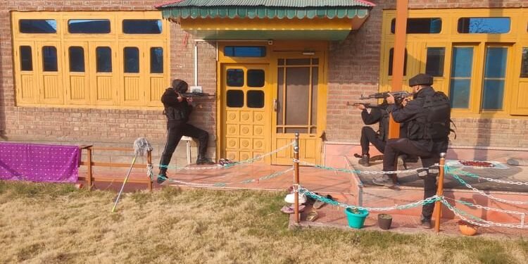 Jammu Kashmir: अनंतनाग में आधी रात पुलिस का छापा, हरियाणा की डॉक्टर प्रियंका जांच के दायरे में, मोबाइल जब्त