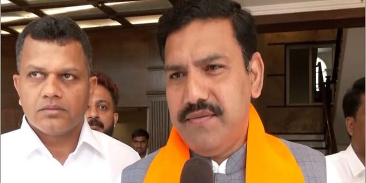 Karnataka: 'कर्नाटक कांग्रेस में दो फाड़ हो जाए तो कोई चौंकेगा नहीं', सीएम पद को लेकर खींचतान पर भाजपा का तंज