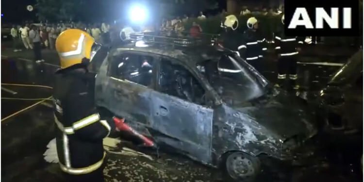 Mumbai: टैक्सी और कार में जोरदार भिड़ंत, टक्कर के बाद आग लगने से मचा हड़कंप