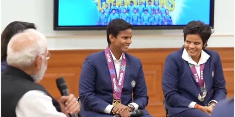PM Modi-Team India: पीएम मोदी ने प्लेयर ऑफ द टूर्नामेंट दीप्ति पर ली चुटकी, बोले- कंट्रोल-कंट्रोल कर रही होगी