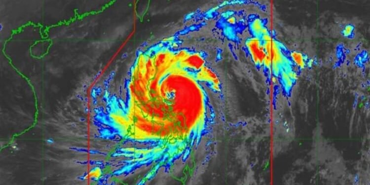 Philippines: फिलीपींस में फंग-वोंग तूफान, 50 हजार परिवार सुरक्षित जगह भेजे गए; सरकार ने किया आपातकाल घोषित