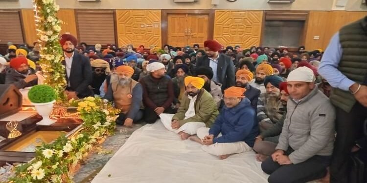 Srinagar: गुरुद्वारा छठी पातशाही के भव्य आयोजन में पहुंचे केजरीवाल, दिया श्री आनंदपुर साहिब आने का न्योता