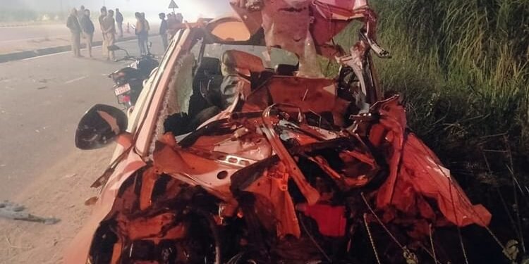 UP: शामली में सड़क किनारे खड़े कैंटर में घुसी तेज रफ्तार कार, डिब्बे की तरह पिचक गई स्विफ्ट; चार युवकों की मौत