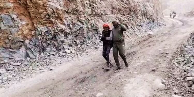 UP: सोनभद्र में ड्रिलिंग के दौरान धंसी खदान, एक मजदूर की मौत; 15 श्रमिकों के दबे होने की आशंका