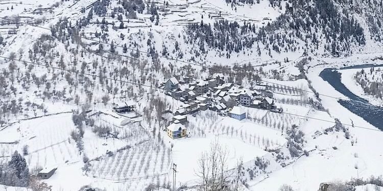 Weather: उत्तर से पूर्व तक बढ़ी ठंड, कश्मीर-हिमाचल के कई हिस्सों में माइनस में पहुंचा पारा; और गिरेगा तापमान