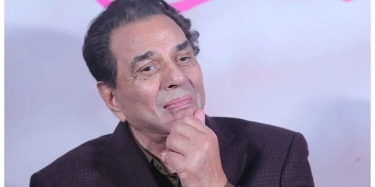 एक्टर धर्मेंद्र के घर के बाहर दिखी एंबुलेंस, इलाके को 50 मीटर तक बैरिकेड किया गया; वायरल हुए वीडियो