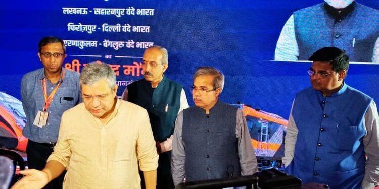 काशी में रेल मंत्री: देर रात निरीक्षण कर बोले- सात करोड़ लोग कर चुके हैं वंदेभारत से सफर, जल्द आएगा नया वर्जन