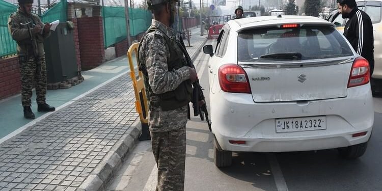 जम्मू-कश्मीर में हाई अलर्ट: आतंकियों की सूचना देने पर पांच लाख का इनाम, चप्पा-चप्पा खंगाल रहे सुरक्षाबल