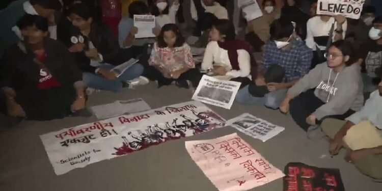 दिल्लीवासियों का हल्लाबोल: प्रदूषण के खिलाफ इंडिया गेट पर प्रदर्शन, भारी पुलिस तैनात; हिरासत में लिए गए लोग