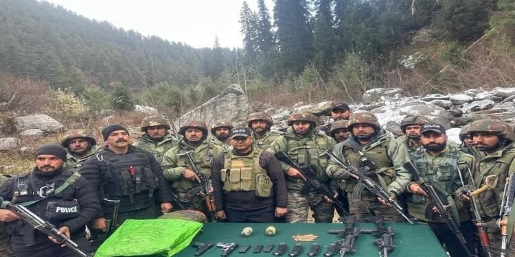 सुरक्षाबलों की बड़ी कार्रवाई: हंदवाड़ा में आतंकी साजिश नाकाम, एम4 कार्बाइन समेत हथियारों का जखीरा बरामद