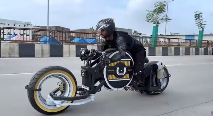 AI-powered Electric Bike: सूरत के छात्रों ने बनाई 'गरुड़', भारत की पहली एआई-पावर्ड ड्राइवरलेस इलेक्ट्रिक मोटरसाइकिल
