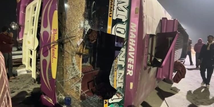 Accident in Jammu: पिकनिक से लौट रही स्कूल बस डिवाइडर पार कर पलटी, 35 से अधिक छात्र घायल; Video