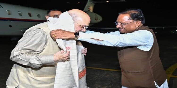 Amit Shah CG Visit: गृह मंत्री अमित शाह रायपुर में, सीएम साय ने किया स्वागत; आज बस्तर ओलंपिक में करेंगे शिरकत