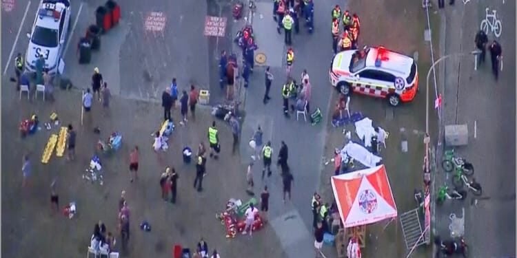 Australia: सीजर ने 40 मीटर दूर से आतंकियों पर बरसाई ताबड़तोड़ गोलियां, हमले के वक्त पेश की बहादुरी की मिसाल