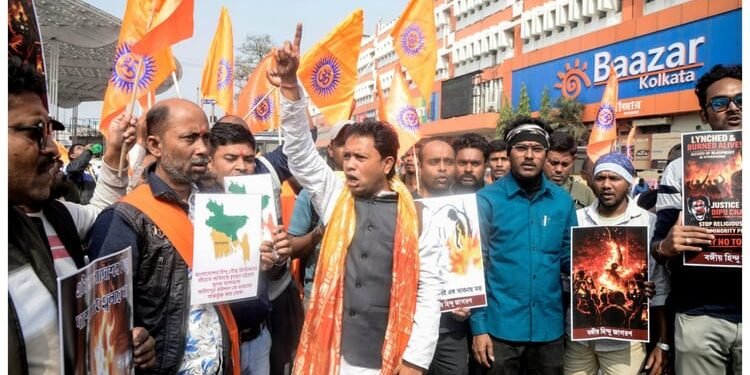 Bangladesh Unrest: कोलकाता से दिल्ली तक प्रदर्शन, ढाका में भारतीय उच्चायुक्त तलब; मिशनों की सुरक्षा पर चिंता