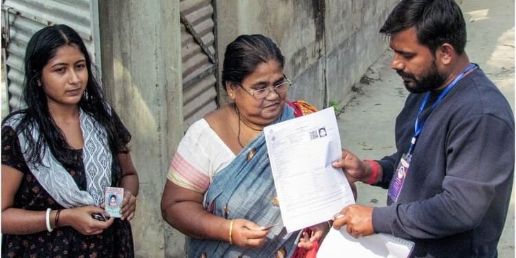 Bengal SIR: 13 लाख से अधिक मतदाताओं के माता-पिता के नाम एक; कहीं पिता की उम्र 15 वर्ष तो कई युवा बन गए दादा