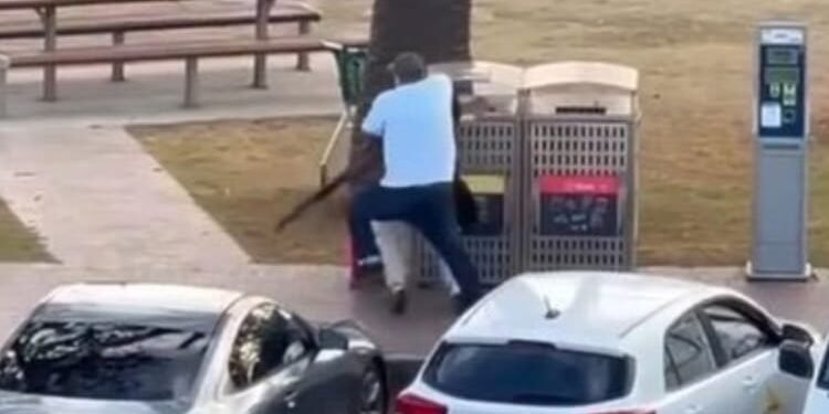 Bondi Shooting Hero: कौन है सिडनी गोलीकांड का नायक? जो लोगों की जान बचाने के लिए हमलावर से निहत्थे भिड़ा