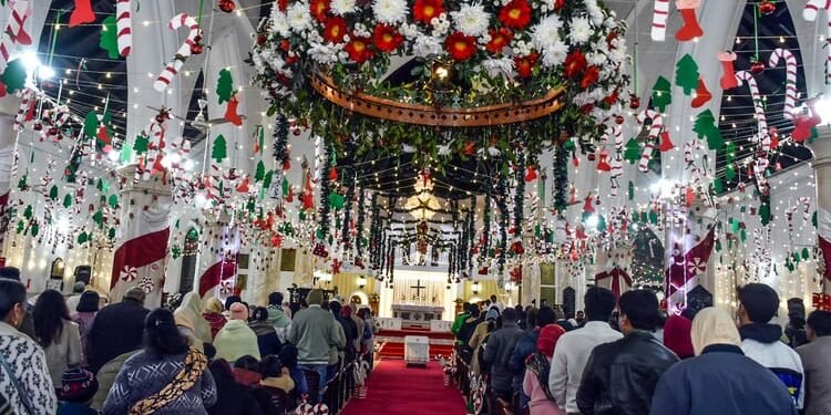 Christmas: दुनियाभर में मनाया जा रहा क्रिसमस का त्योहार, पीएम मोदी समेत इन नेताओं ने दी शुभकामनाएं