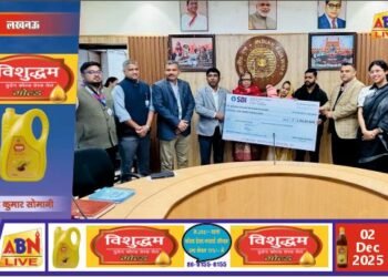 रेलवे सैलरी पैकेज स्कीम के तहत दिवंगत ट्रैकमैन के परिजन को SBI ने एक करोड़ रुपये का चेक सौंपा