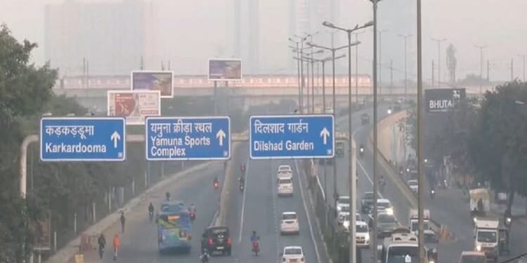 Delhi Air Pollution: राजधानी दिल्ली की हवा में सुधार, पर AQI अब भी ‘खराब’ स्तर पर; कई इलाकों में 300 पार