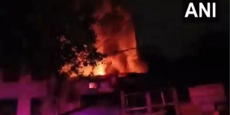 Delhi Fire: चांदनी चौक में आग लगी, बुझाने के लिए पांच गाड़ियां मौके पर; इलाके में मची अफरा-तफरी