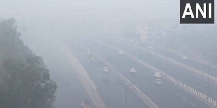Delhi-NCR Air Pollution: जहरीली होती जा रही दिल्ली-एनसीआर की हवा, 450 पार पहुंचा एक्यूआई
