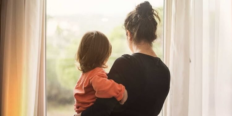 Delhi Pollution: जहरीली हवाओं में मांओं को सता रही बच्चों की चिंता, NHRC में अर्जी, हाईकोर्ट में आज सुनवाई