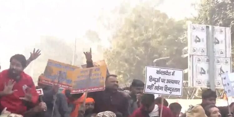 Delhi: बांग्लादेश उच्चायोग के बाहर VHP का विरोध प्रदर्शन, पुलिस-प्रदर्शनकारियों के बीच झड़प