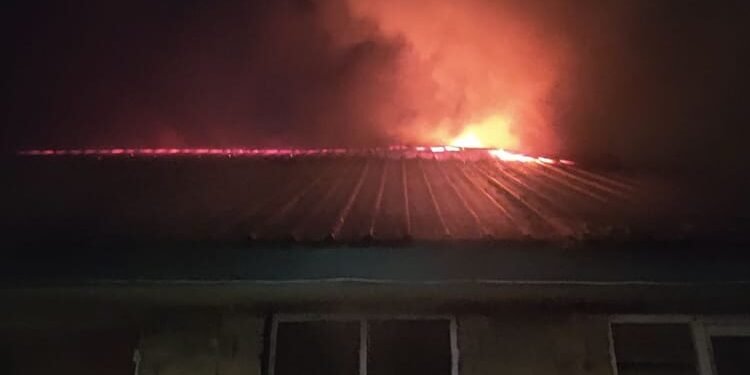 Delhi: सदर बाजार में लगी आग, बुझाने के लिए दमकल की चार गाड़ियां मौके पर मौजूद